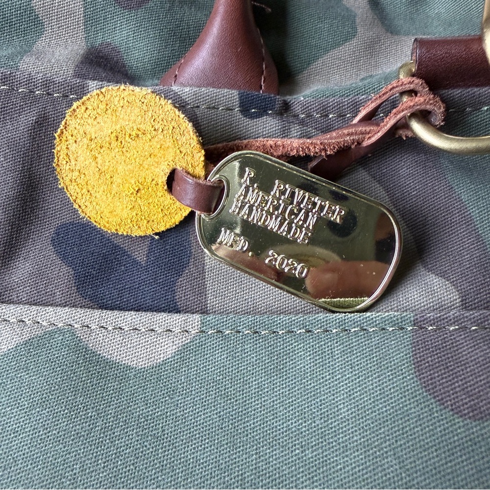 R.Riveter Otto Carry All Canvas Tote Camo w/ Leather Trim - Picture 3 of 7